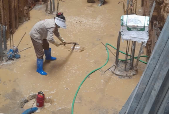 LÀM MÓNG NHÀ